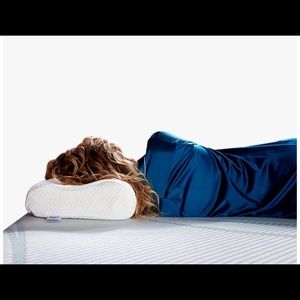 New in box. Tempur-pedic neck pillow size small.